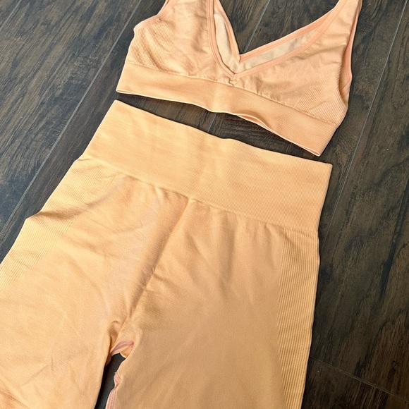 We Wore What - Seamless Biker (small) and V-Neck (medium) in Peach Cobbler - Picture 7 of 10